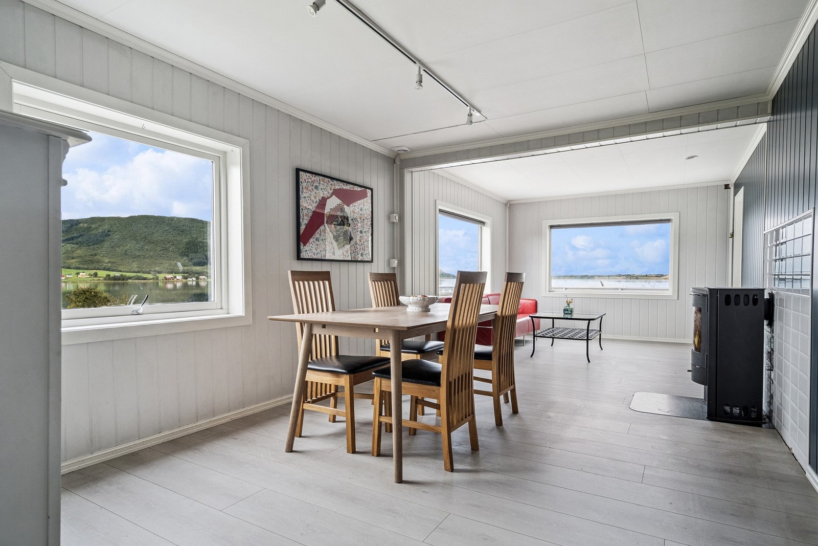 Selve eneboligen strekker seg over to plan og bærer preg av gjennomført vedlikehold i senere tid. Boligen måler totalt 159 BRA. Galleribilde