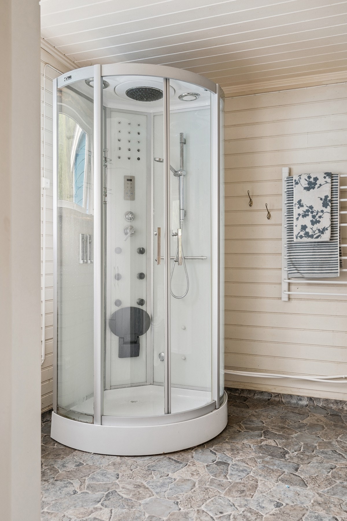 Badet har stor innredning og dusjkabinett. Galleribilde