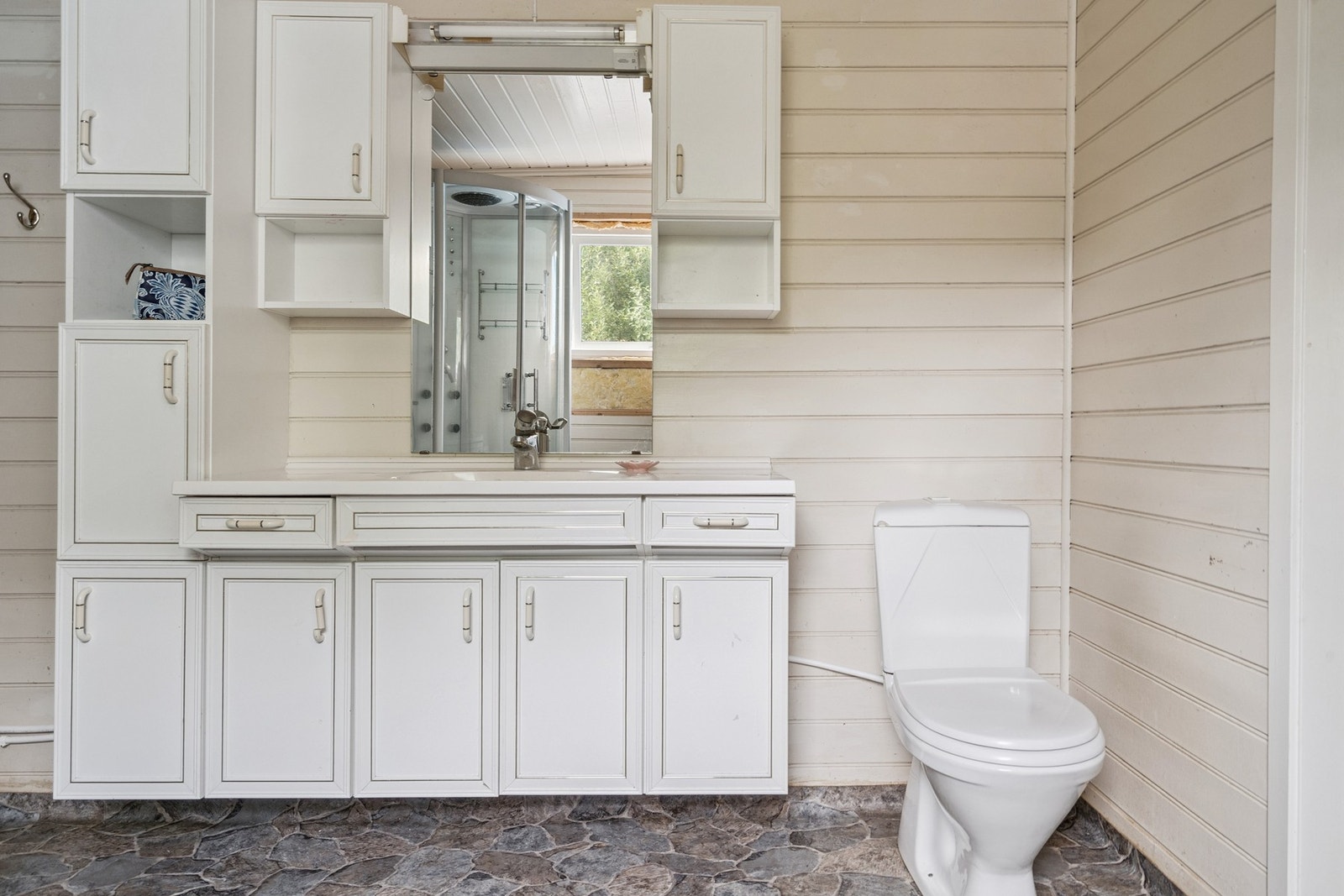 Baderom av god størrelse med behov for oppgradering. Galleribilde