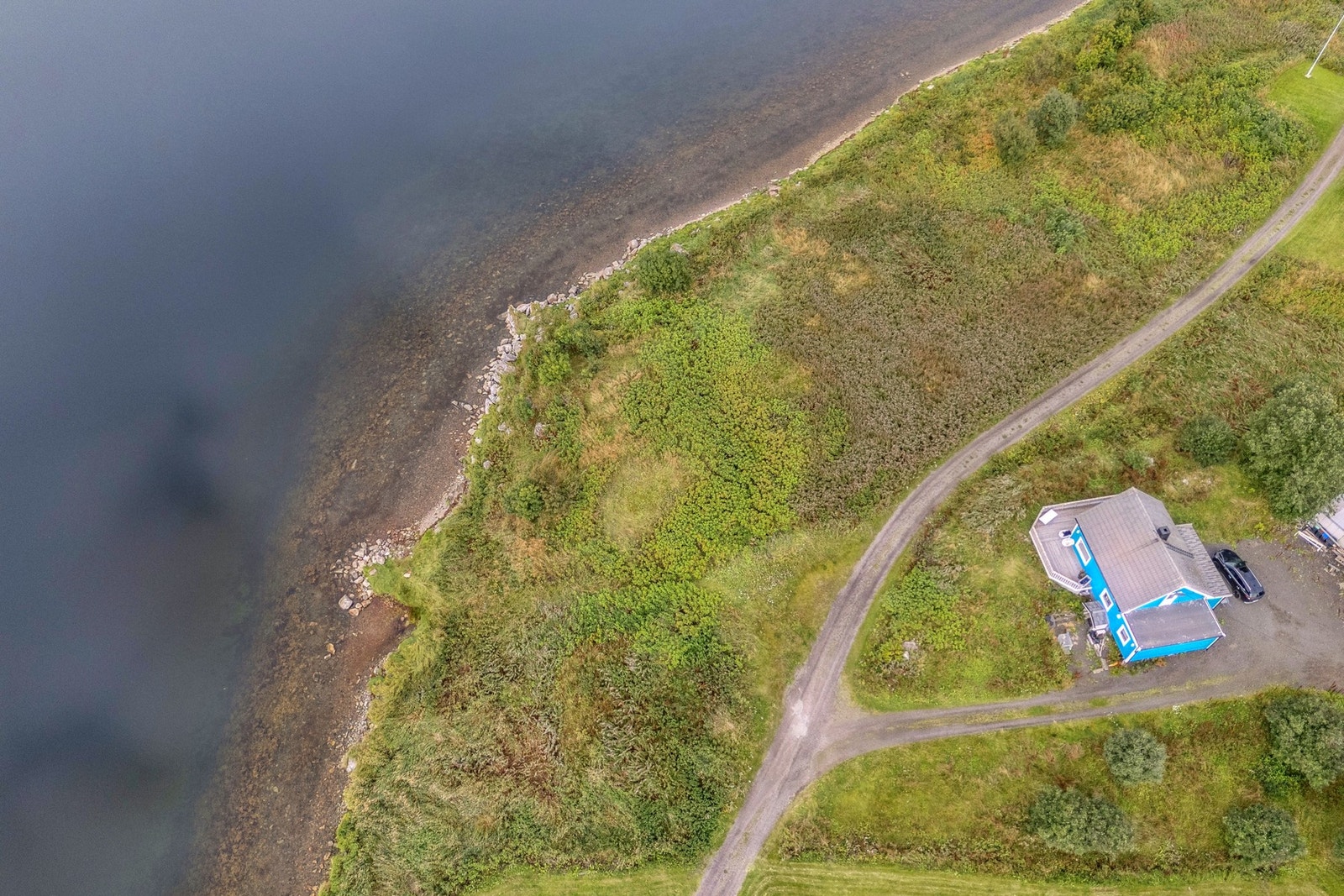 Den store tomten, den rolige beliggenheten og nærheten til sjøen gjør eiendommen spesielt attraktiv som søker et ekte og autentisk stykke Lofoten - et sted med sjel, stillhet, natur og varig verdi. Galleribilde