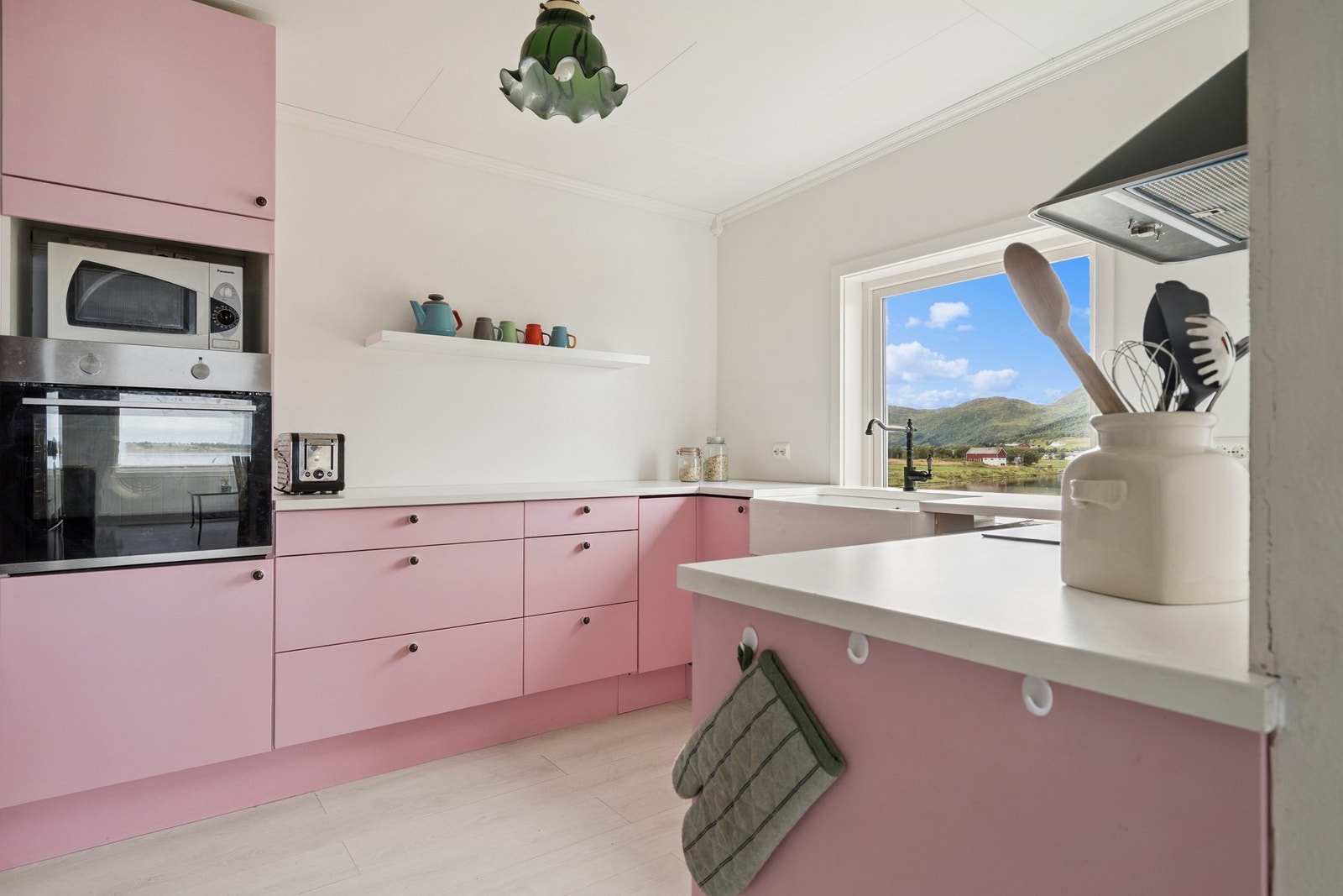 Nyere kjøkken med god skap- og benkeplass! Galleribilde