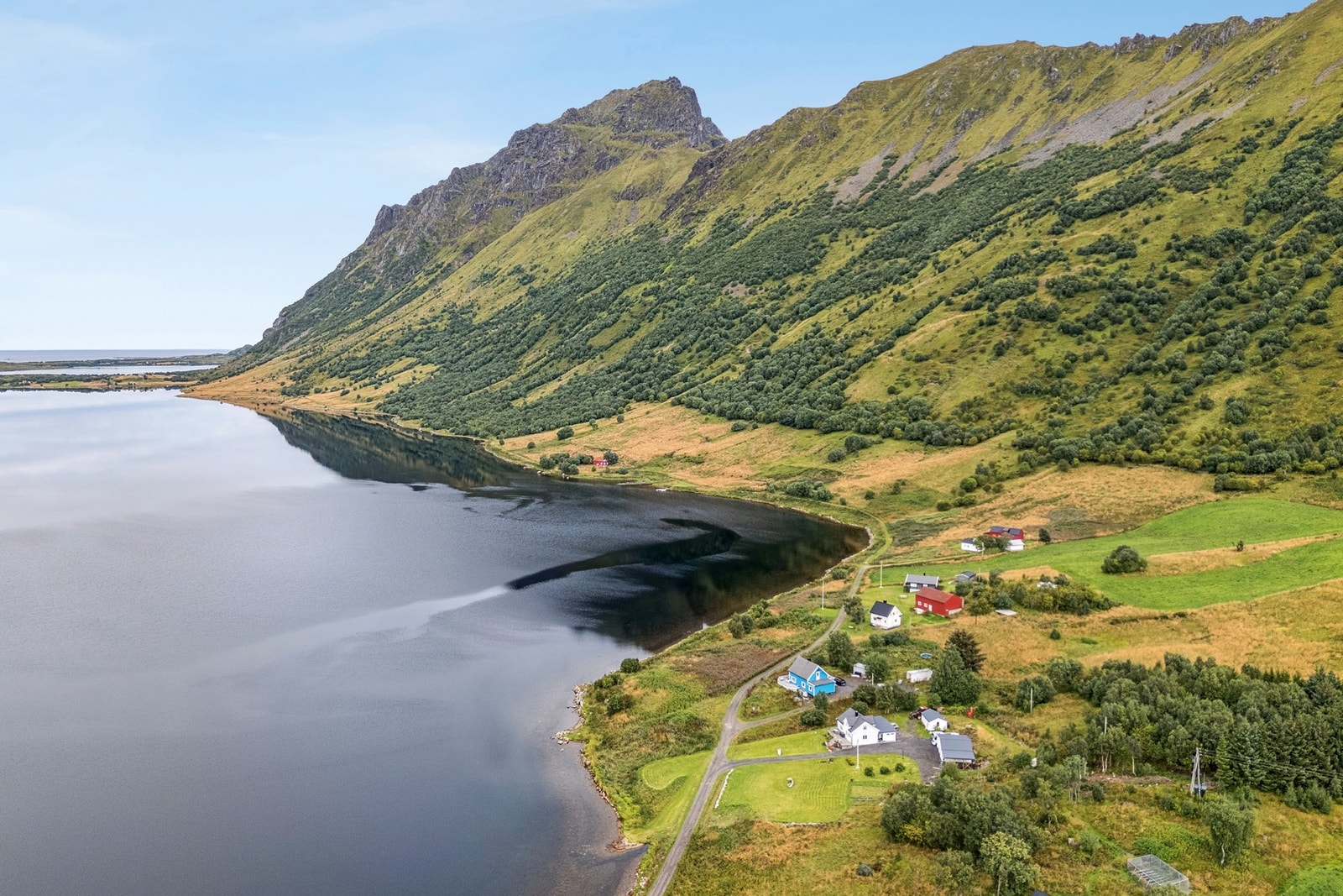 Eiendommen består av en stor tomt, som er foreldet på to teiger og den ene strekker seg ned mot sjøen. Galleribilde