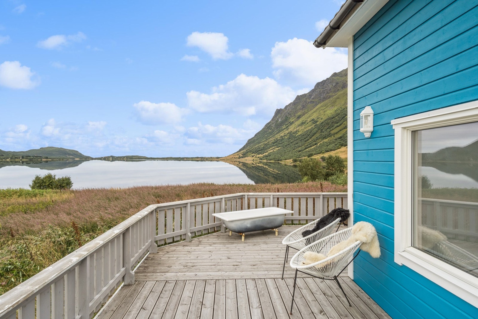 Stor terrasse med utgang fra soverom på hovedplan, en uteplass som bidrar til å utvide innerommene på varme dager. Galleribilde