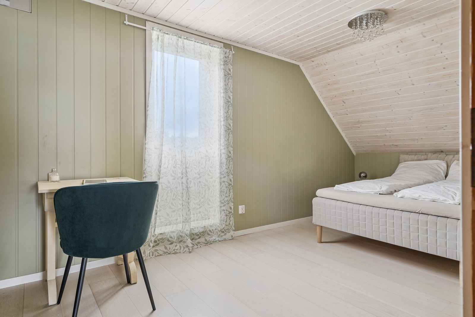 Loftsetasjen har tre gode soverom, samt godt med plass for ulik oppbevaring. Galleribilde