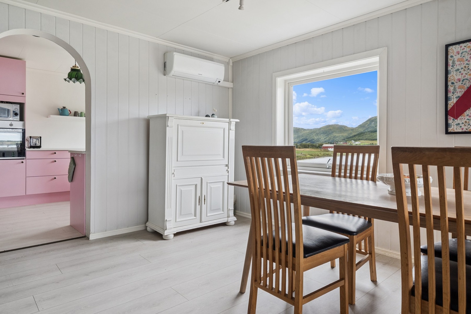 I hovedetasjen finner du et nyere, lyst kjøkken, en romslig stue med vedovn og varmepumpe, samt ett soverom og et bad. Galleribilde