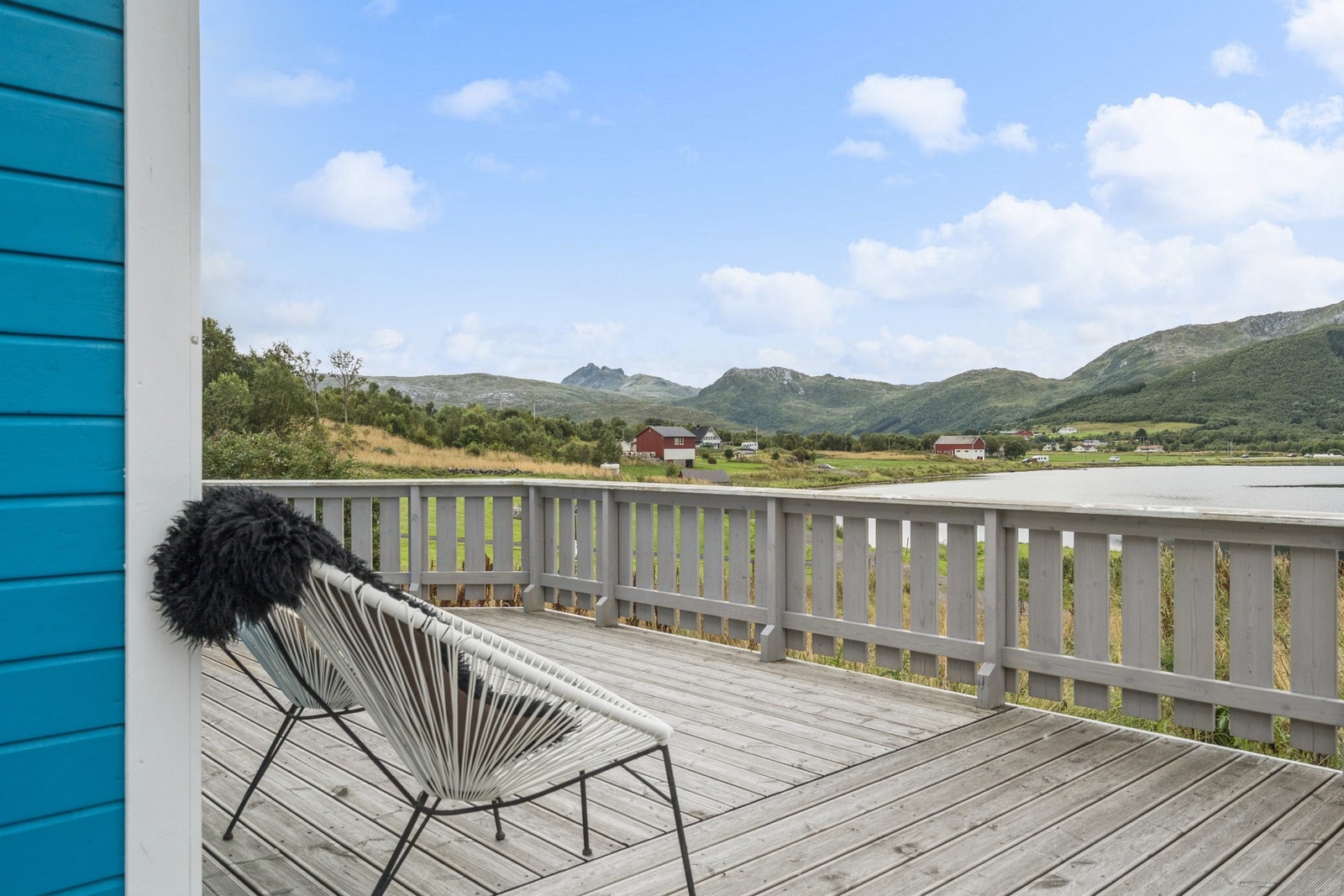 Terrassen gir rikelig med plass for utemøblement, og mulighet til å nyte solen til ulike tider av dagen. Galleribilde