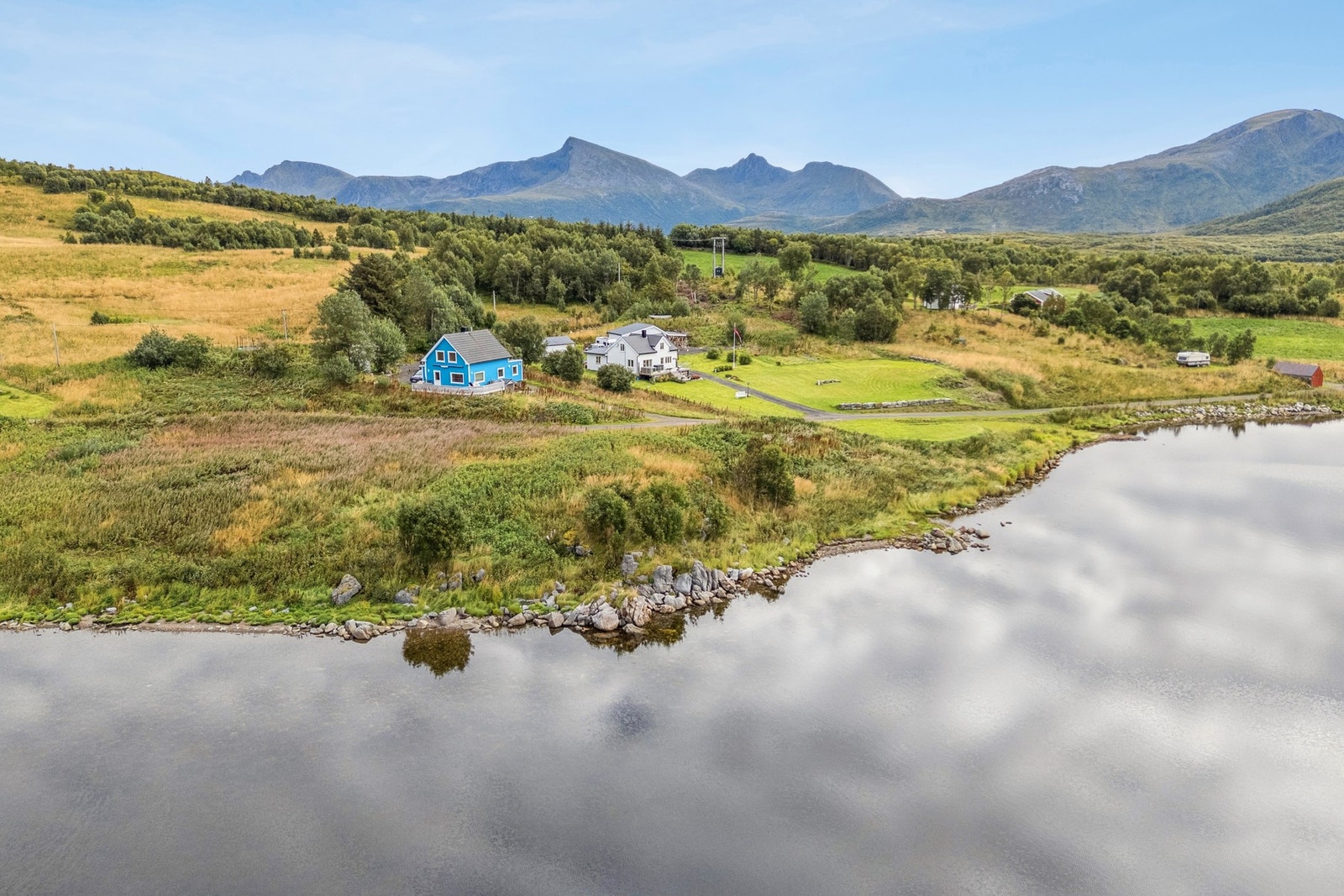 Velkommen til Knutstadveien 442 - Presentert av EiendomsMegler1 Lofoten! Foto: EFKT. Galleribilde