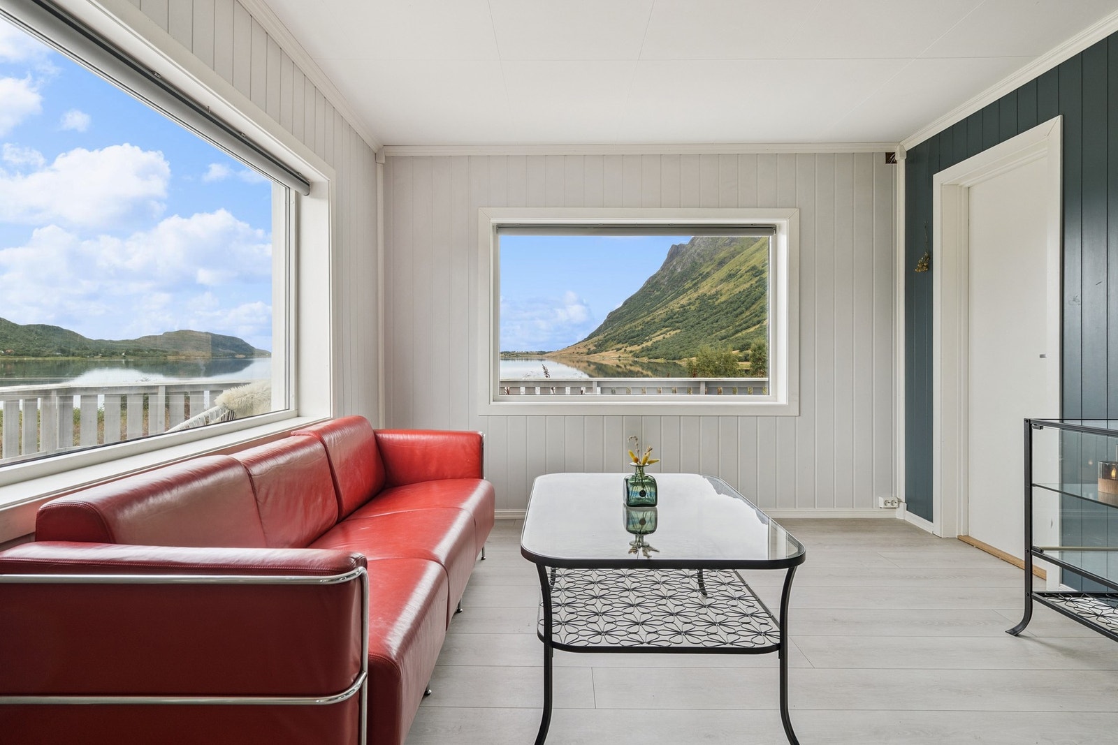 Store vindusflater og lyse overflatematerialer, gjør det enkelt å møblere med ulike tekstiler. Galleribilde