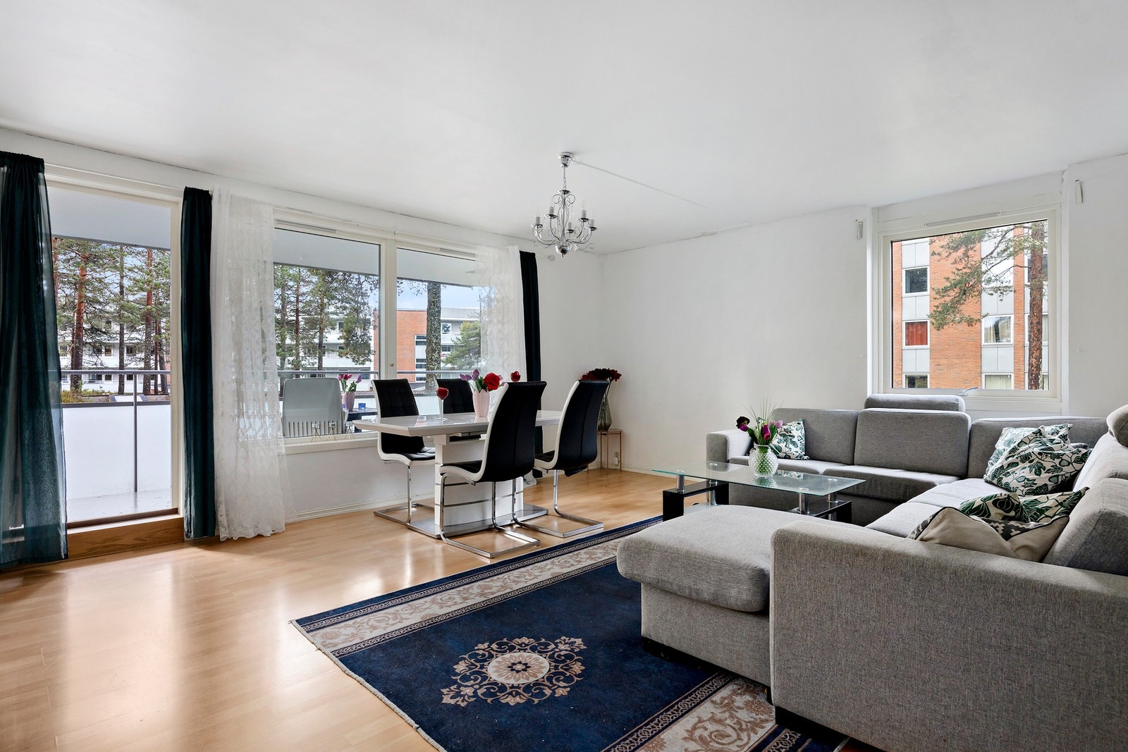 Her er det naturlige soner for sofa, spiseplass og medievegg som gjør rommet lett å møblere. Galleribilde