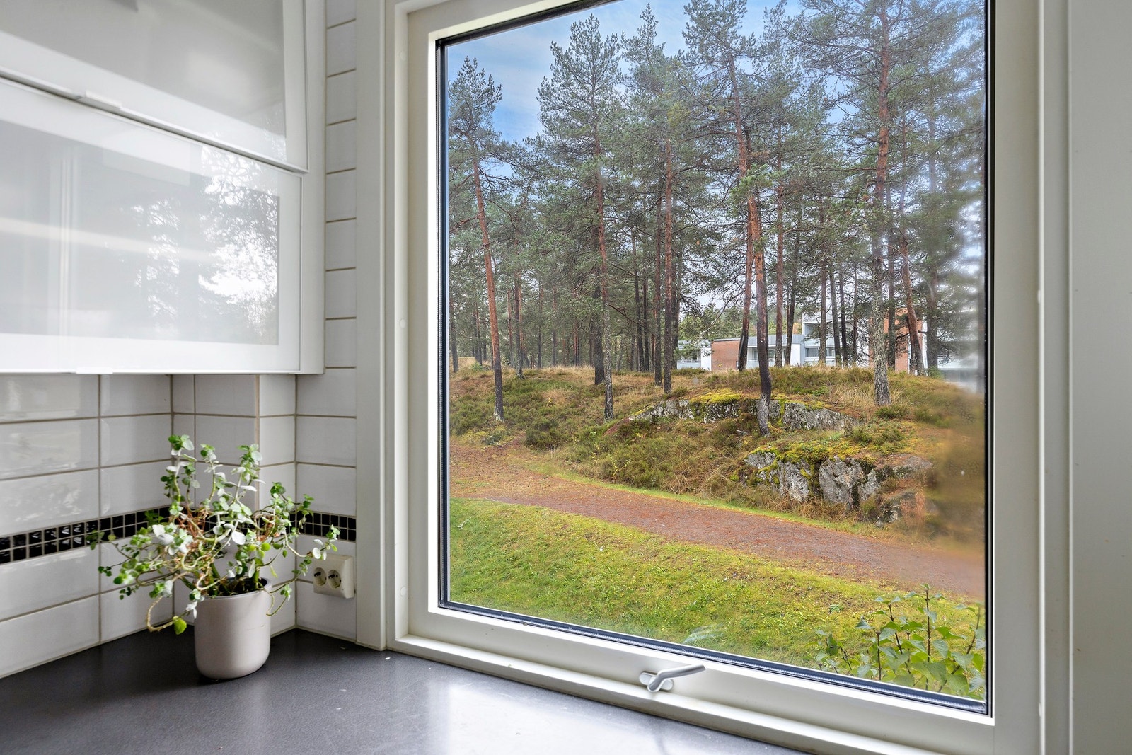 Fra kjøkkenvinduet kan du nyte utsikten mot grønne omgivelser, samtidig som det slipper inn rikelig med lys. Galleribilde