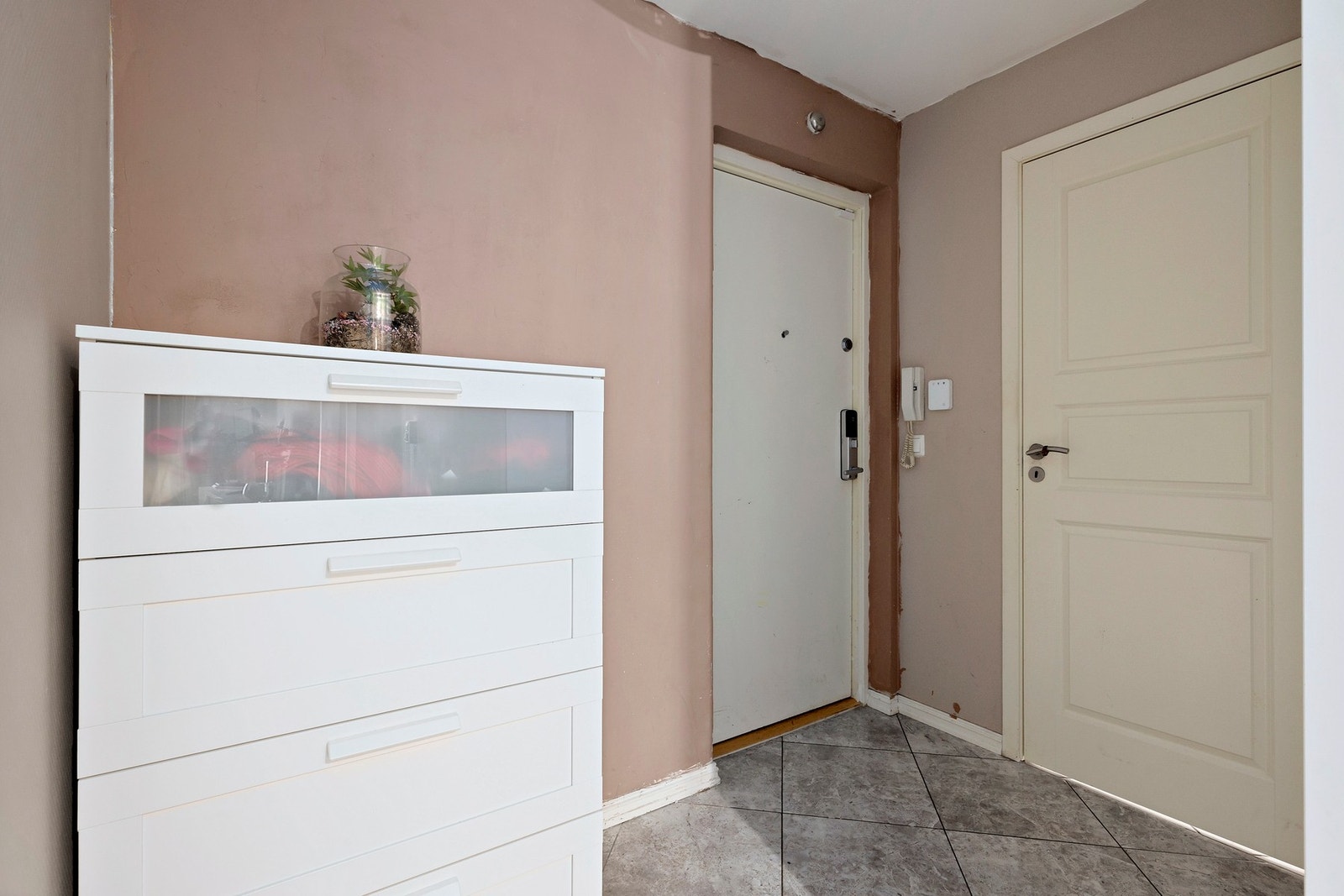 Velkommen hjem! Det er elektronisk dørlås og callinganlegg i gangen. Galleribilde