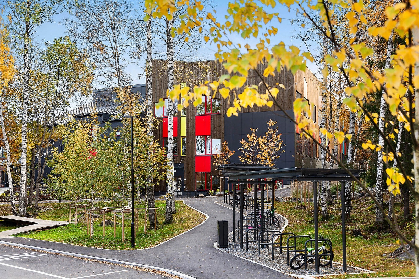 Bakås skole ligger en kort gåavstand fra boligen. Galleribilde