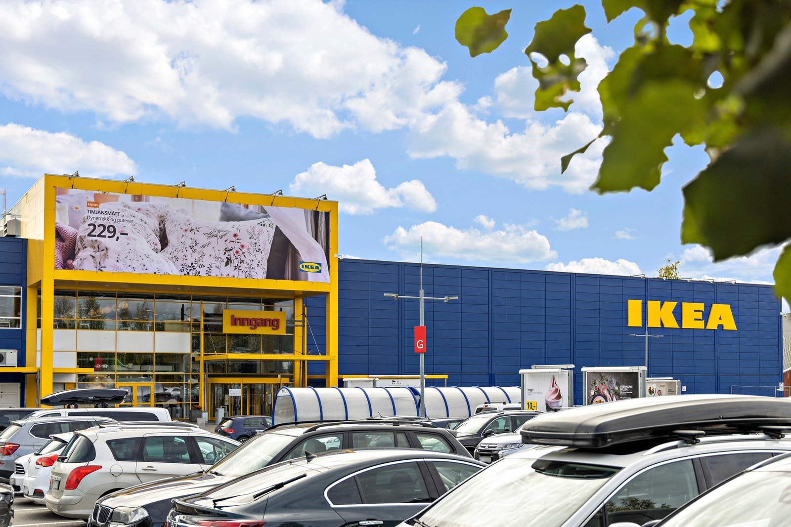 IKEA ligger en kort kjøretur unna - perfekt når du vil handle nye møbler til ditt nye hjem. Galleribilde