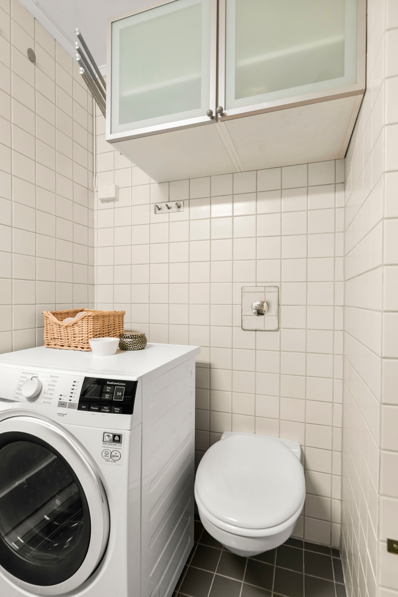 Baderomsinnredningen byr på servantskap med speilskap over, toalett og dusjhjørne. Galleribilde