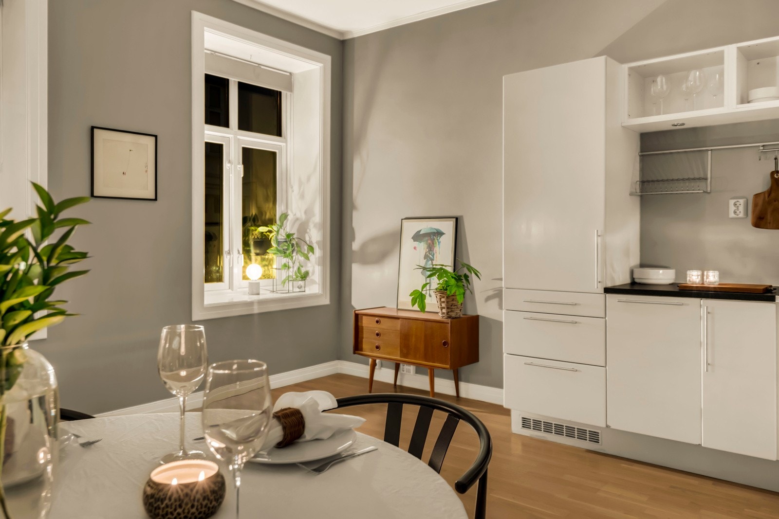 Her vil du oppleve moderne løsninger som gir deg følelsen av at leiligheten er større enn hva kvadratmeterne skulle tilsi - store arbeidsflater, luftig rom og praktiske løsninger. Galleribilde