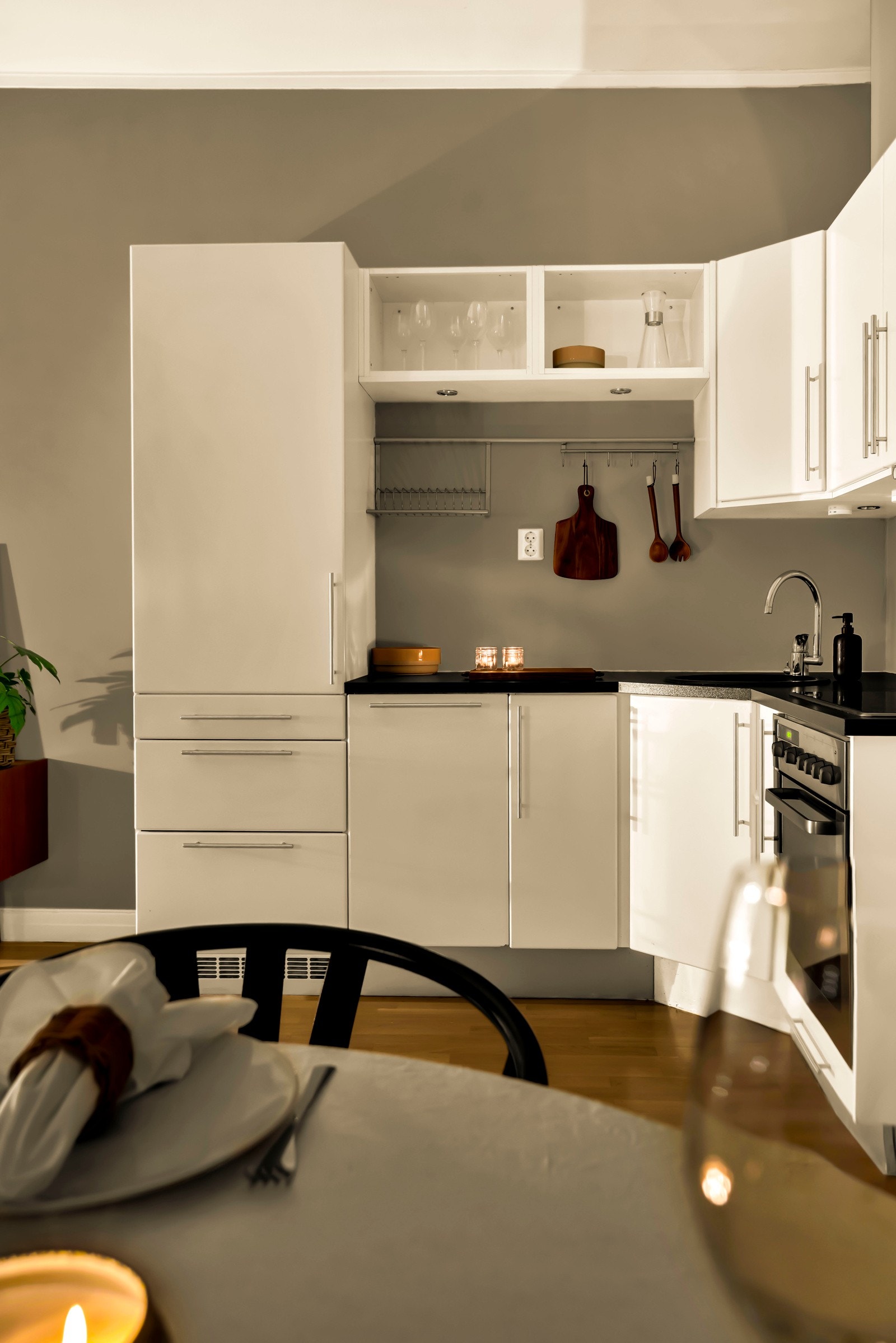 Integrerte hvitevarer medfølger. Varmtvann og bredbånd er inkludert i felleskostnadene. Galleribilde