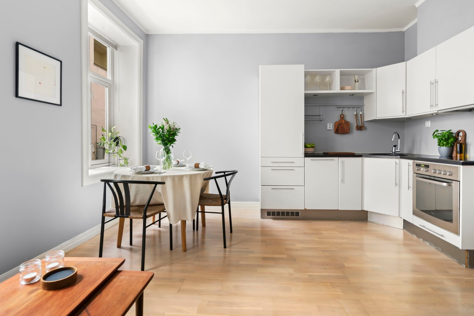 Her vil du oppleve moderne løsninger som gir deg følelsen av at leiligheten er større enn hva kvadratmeterne skulle tilsi - store arbeidsflater, luftig rom og praktiske løsninger. Galleribilde