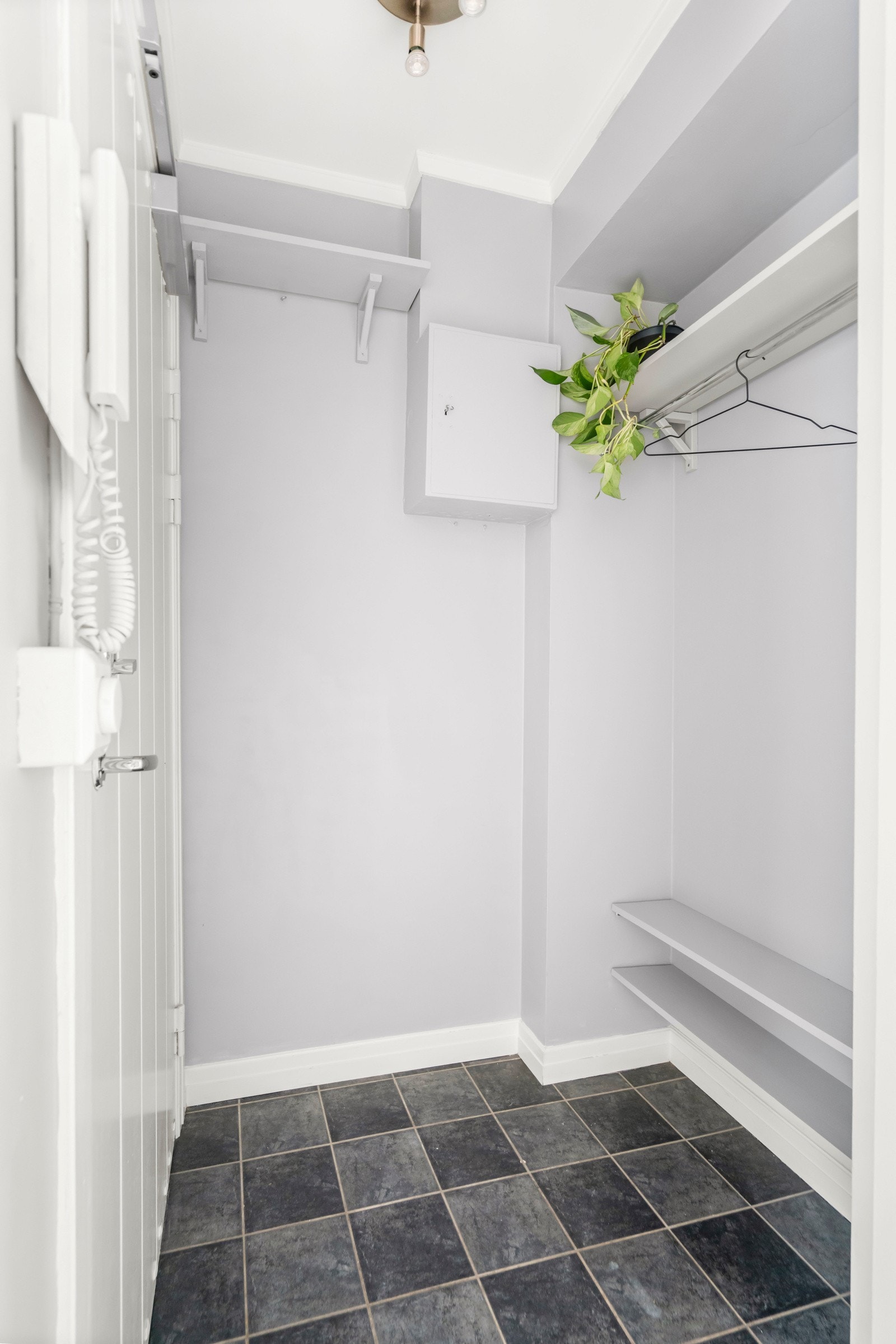 Velkommen inn! Yttertøy kan pent henges på knagger; og oppbevares ytterligere i nisjé. Galleribilde