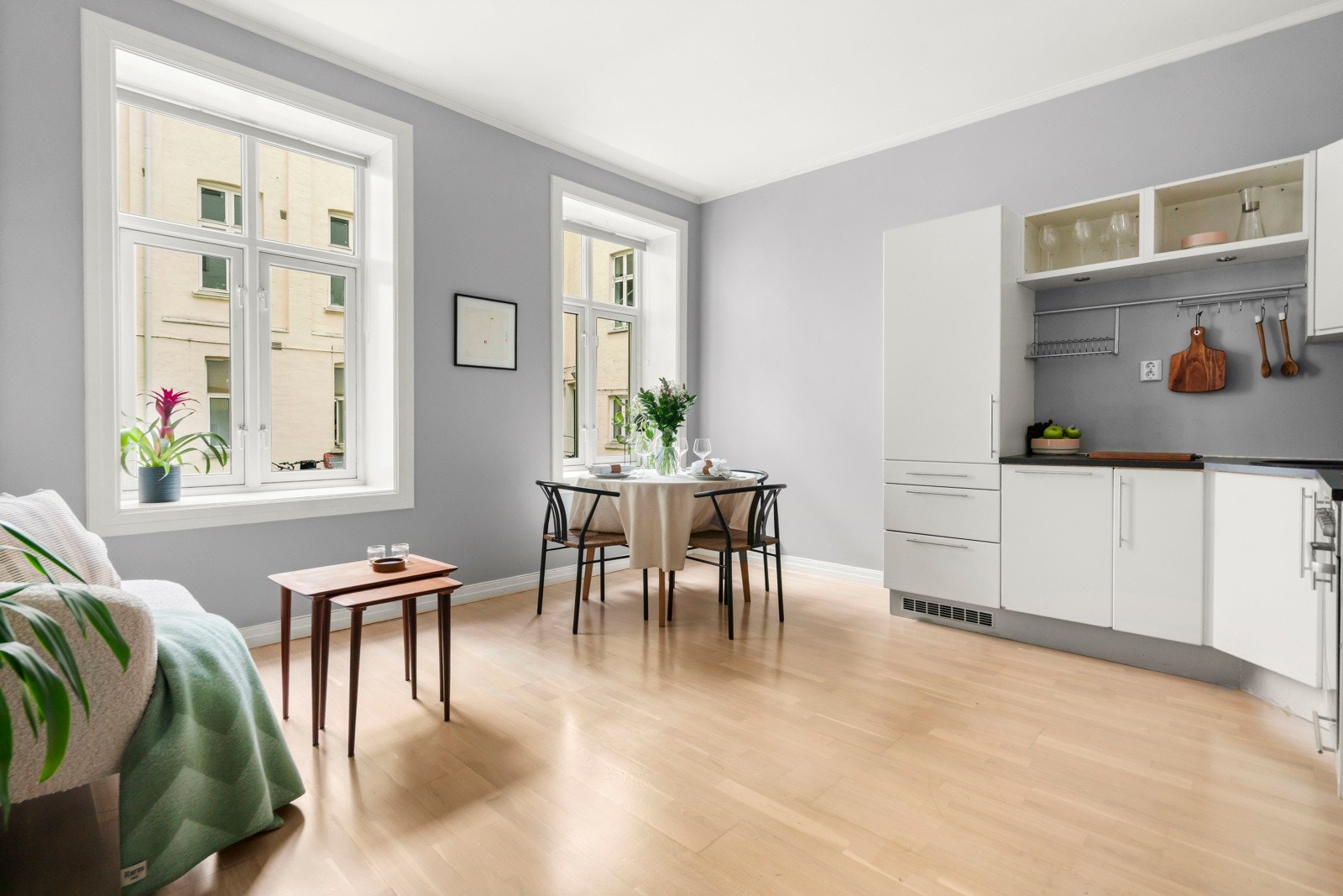 Det bys på generøs takhøyde, store vindusflater på rekke og rad og dype vinduskarmer. Galleribilde