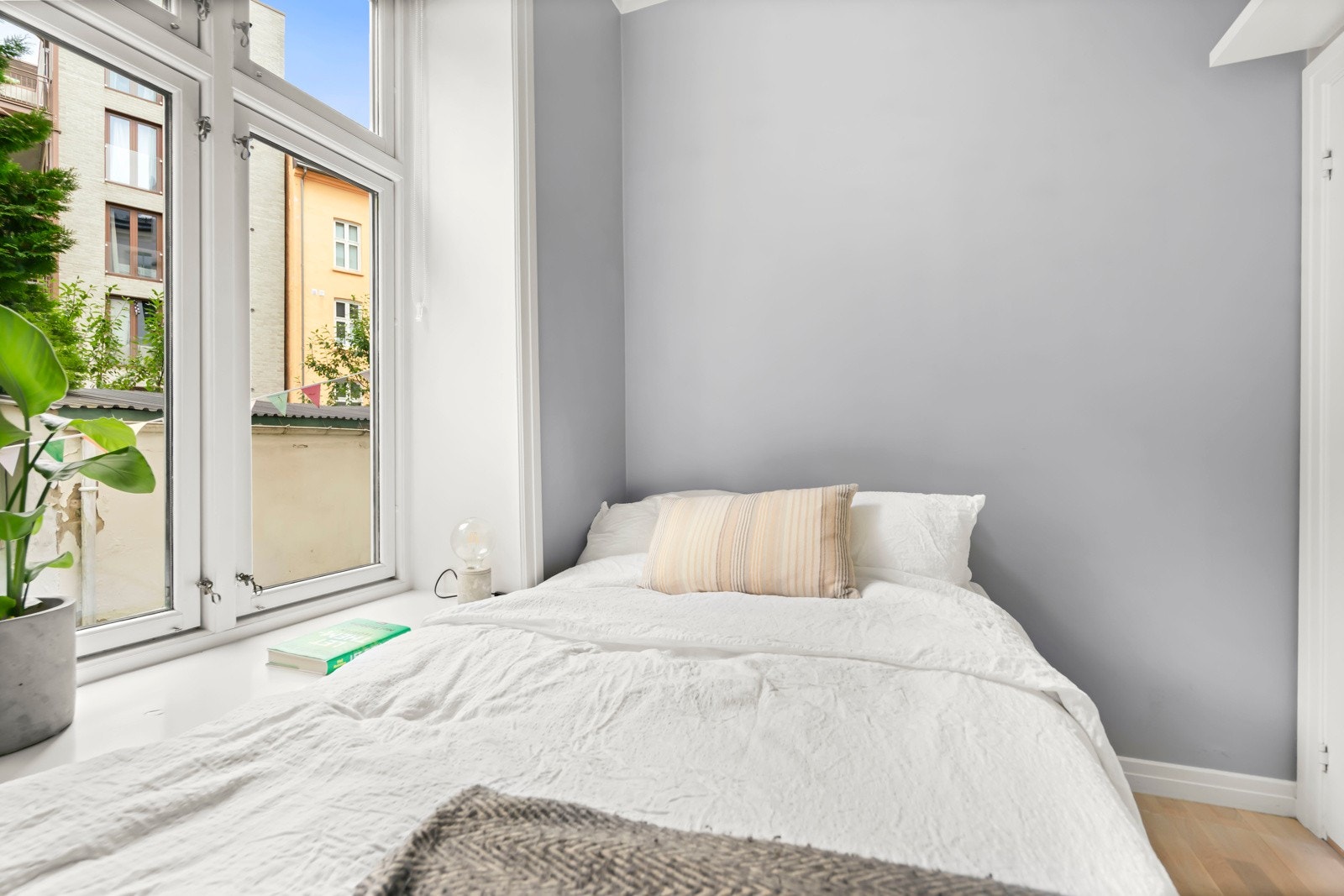 Stor vindusflate gir en lys og luftig følelse. For øvrig disponerer leiligheten et svært praktisk kjellerbod med et gulvareal på ca. 5 kvm. Galleribilde