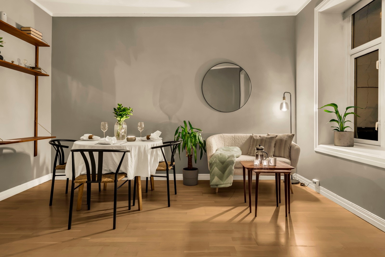 Stuen oppleves som lys og romslig. God plass til sofaløsning med tilhørende møblement og avsatt plass til spisegruppe. Galleribilde