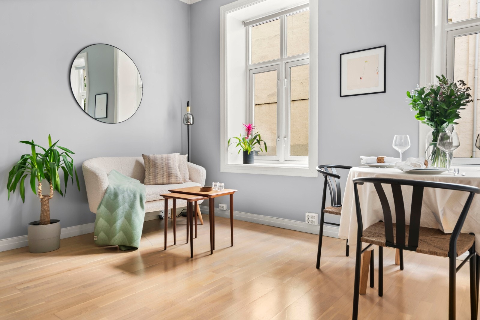 Det bys på generøs takhøyde, store vindusflater på rekke og rad og dype vinduskarmer. Galleribilde