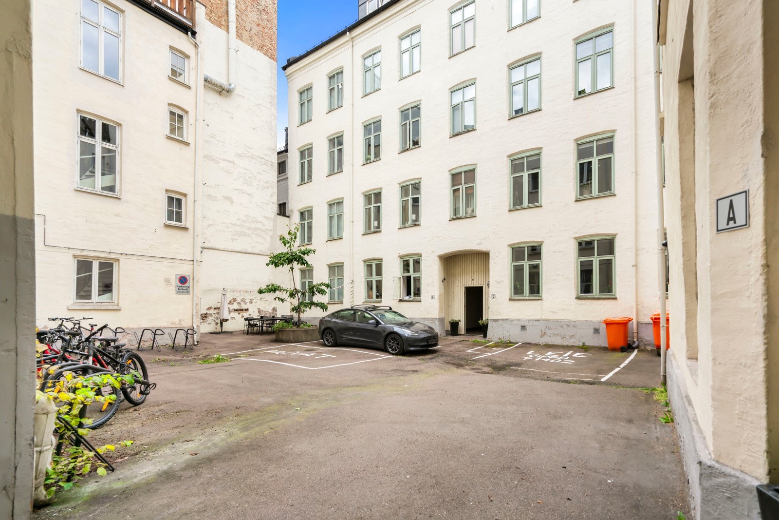 Dette er beliggenheten for deg som ønsker å bo svært sentralt, men likevel rolig og tilbaketrukket. Galleribilde