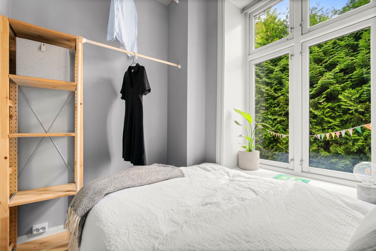 Her er det bygget en arealeffektivt og romslig garderobeløsning, som bidrar til godt med skapplass. Galleribilde