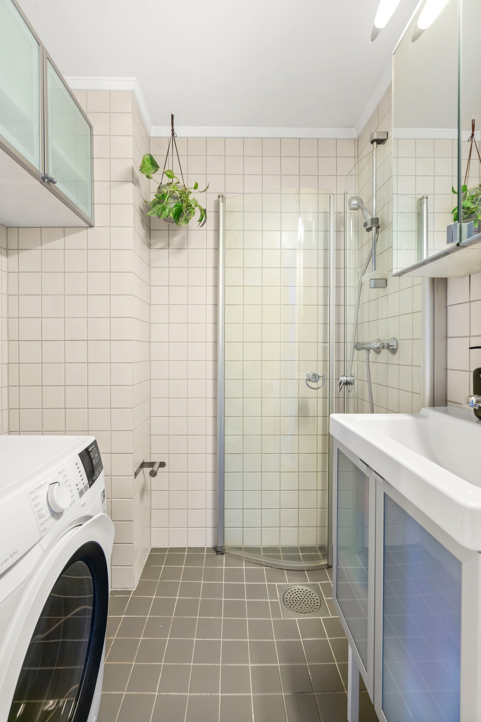 Flislagt baderom med behagelig gulvvarme og opplegg for vaskemaskin. Galleribilde