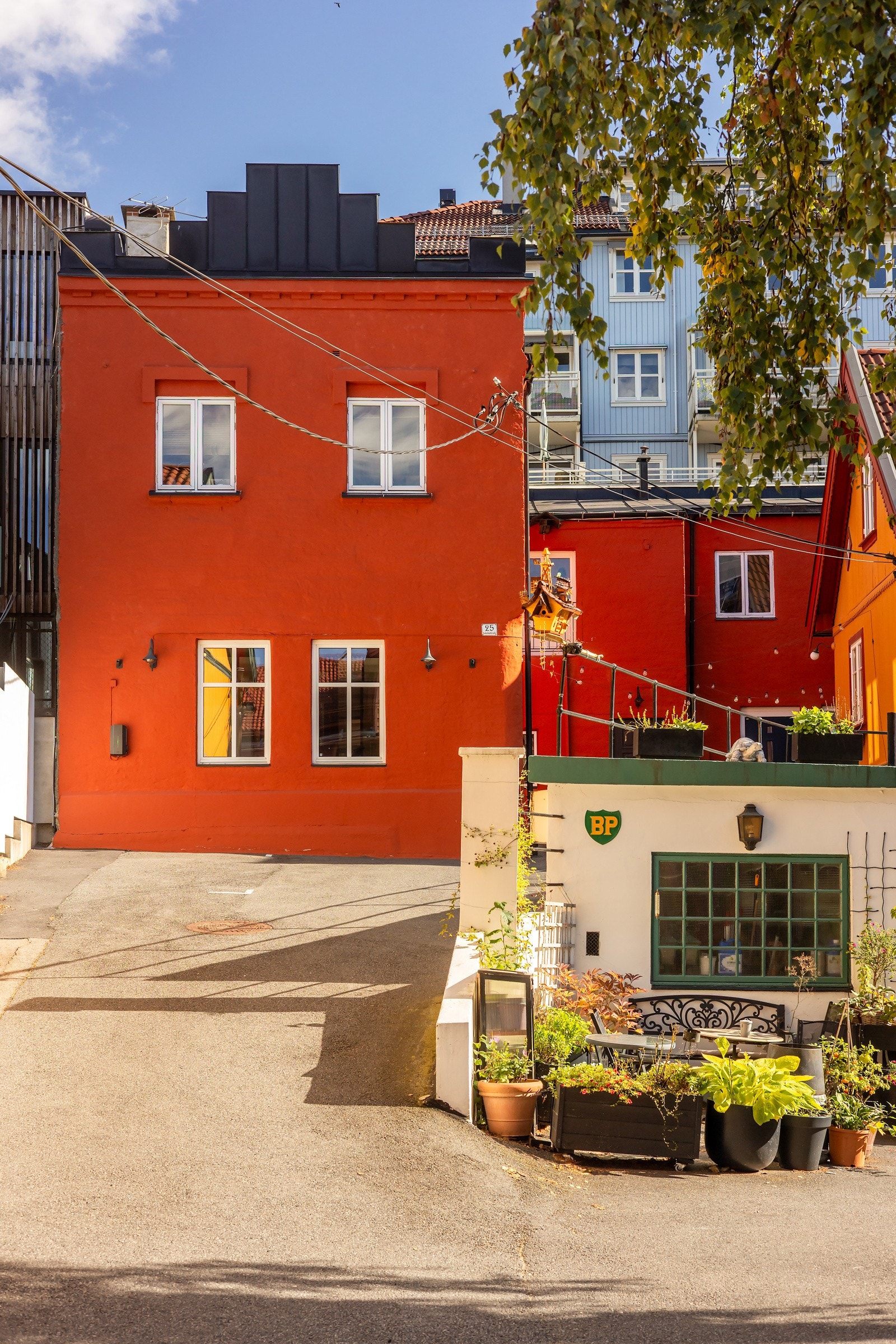 Parkeringsplass foran huset med elbillader medfølger leiligheten. Galleribilde