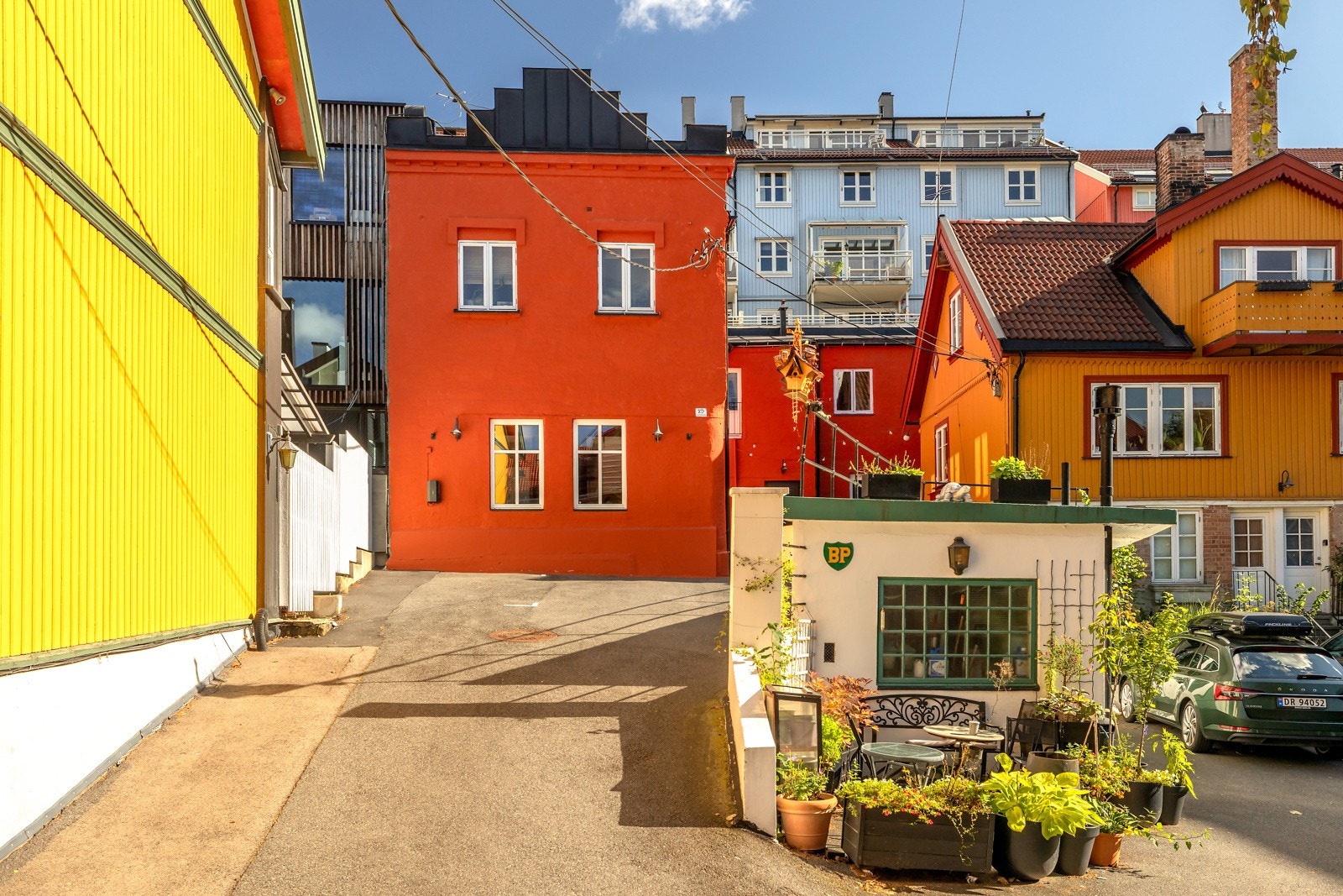 Her får du en leilighet beliggende midt i et av Oslos mest sjarmerende nabolag på Kampen, kjent for sitt hyggelige nærmiljø, småhusbebyggelse og koselige atmosfære. Galleribilde