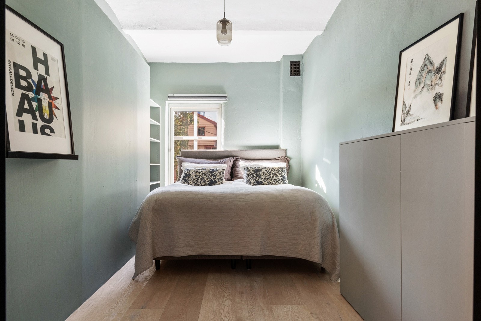 Hovedsoverommet har god plass til dobbeltseng (her innredet med 180cm-seng), garderobe og tilhørende møblement. Galleribilde