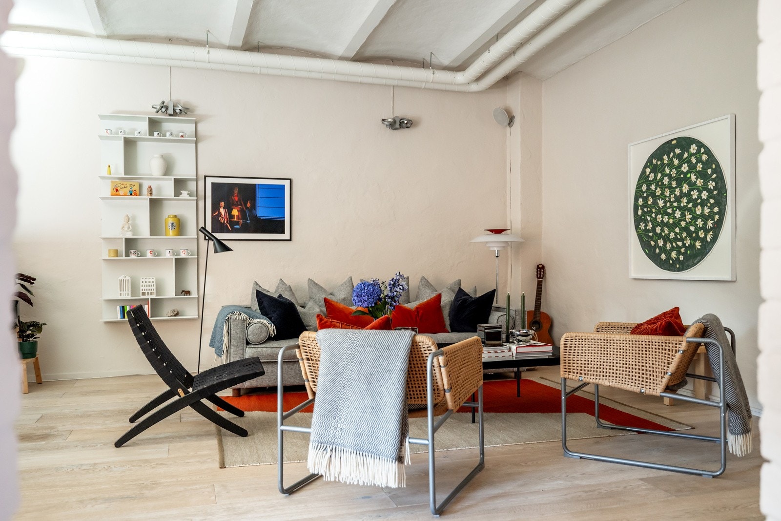 Her er det god plass til en stor sofagruppe med tilhørende møblement. Galleribilde