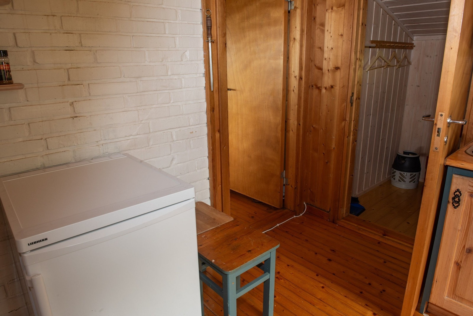 Kjøleskap (240volt via omformer), inngang soverom 2 og dør inn til stua. Galleribilde