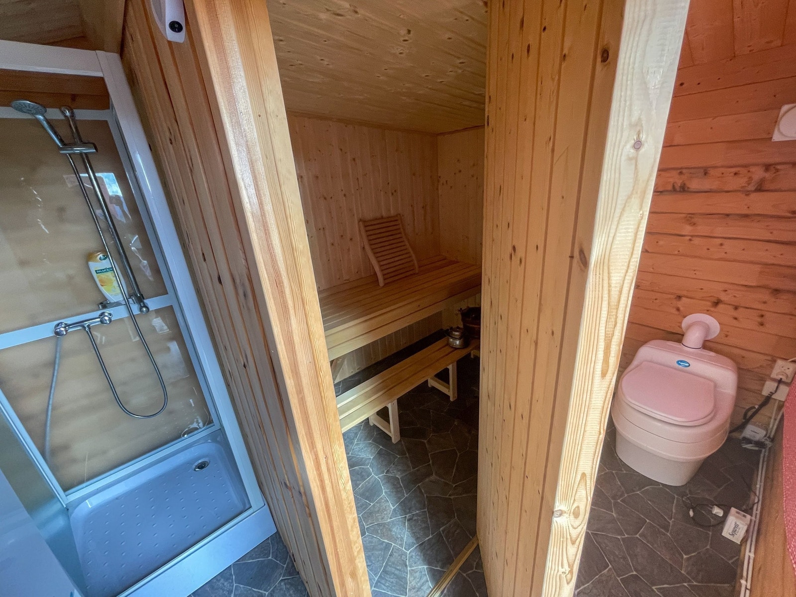 Redskapsboden layout med dusj, badstu, biodo. Galleribilde