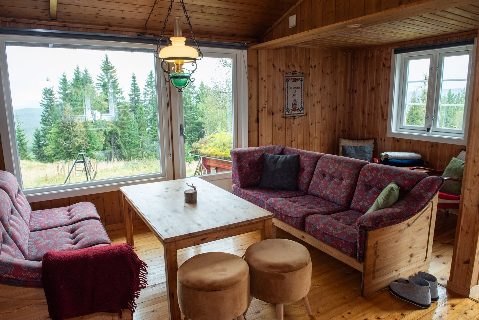 Store vindusflater i stuen. Ett flott sted å få med seg soloppgangen. Galleribilde