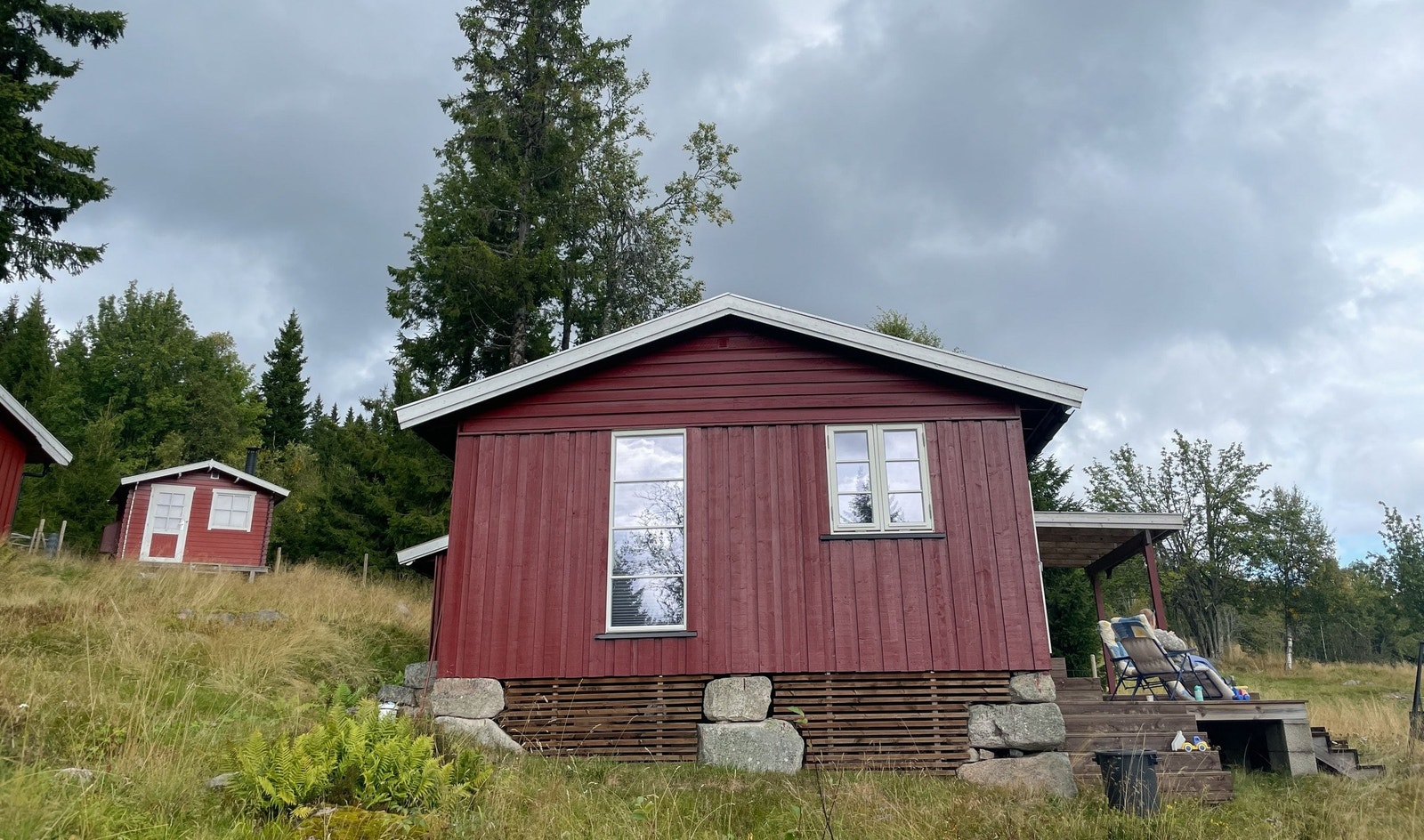 Fasade mot sør. Bak til venstre ligger redskapsbod med dusj, biodo Separette og badstu. Galleribilde