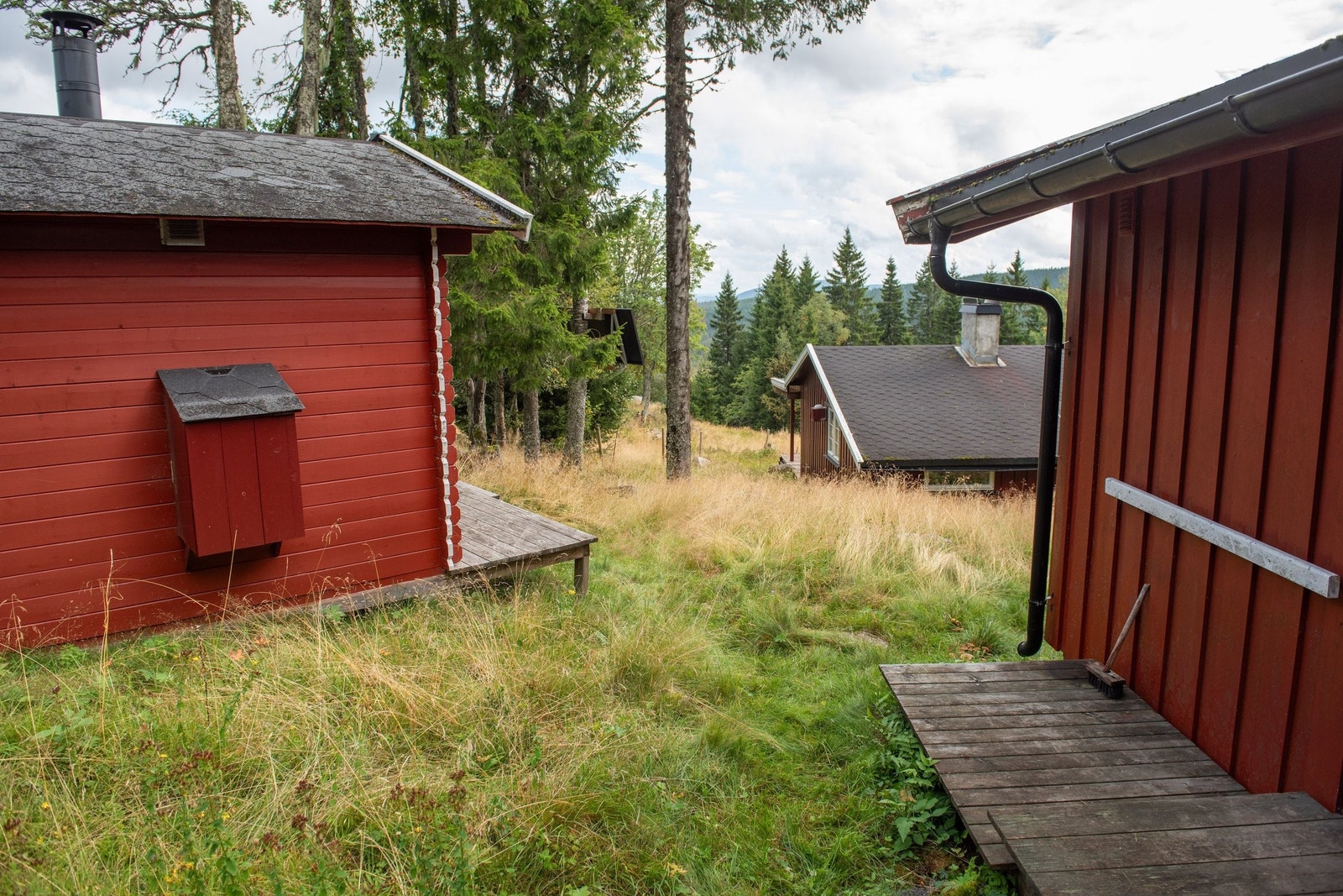 Utsikt ned mot hovedhytten. Galleribilde