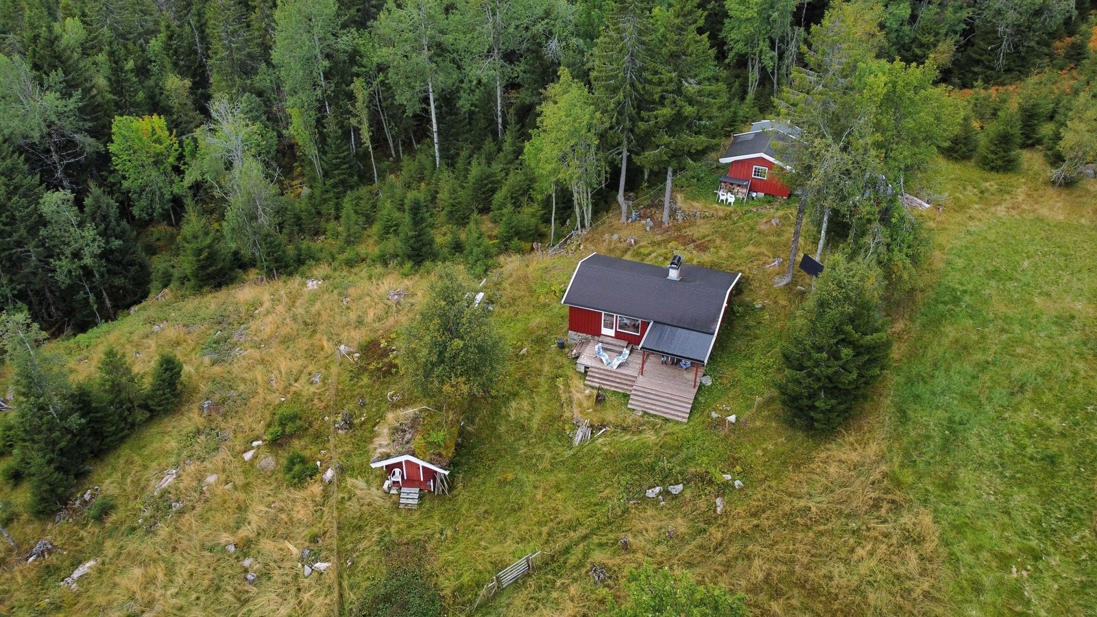 Hyttetun med hovedhytte, stabbur, badstu-bu med dusj og separett, gjestehytte, bod og utedo. Galleribilde