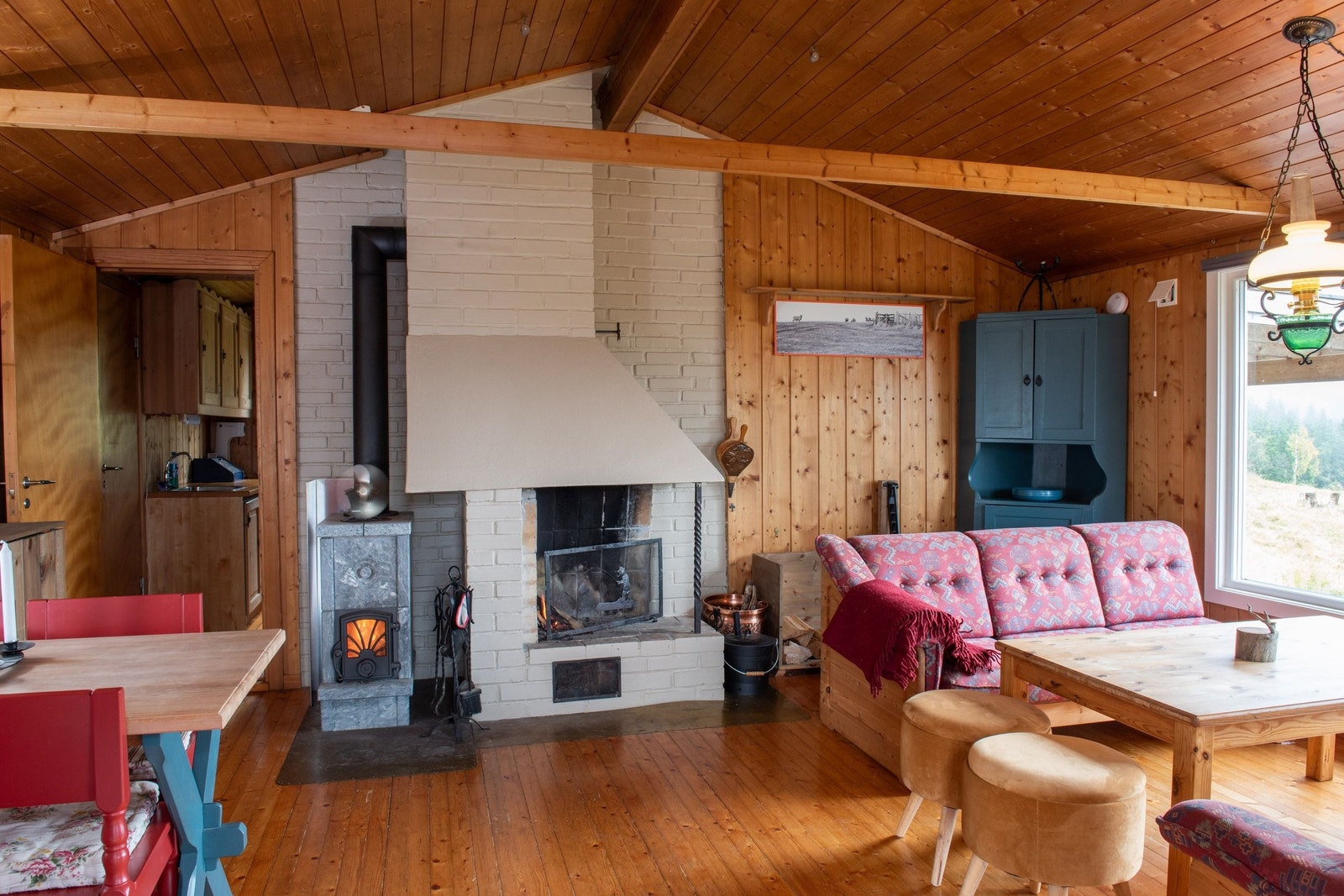 Hovedovn i kleberstein, som holder godt på varmen gjennom natta. Åpen peisløsning varmer lite med gir masse kos. Galleribilde