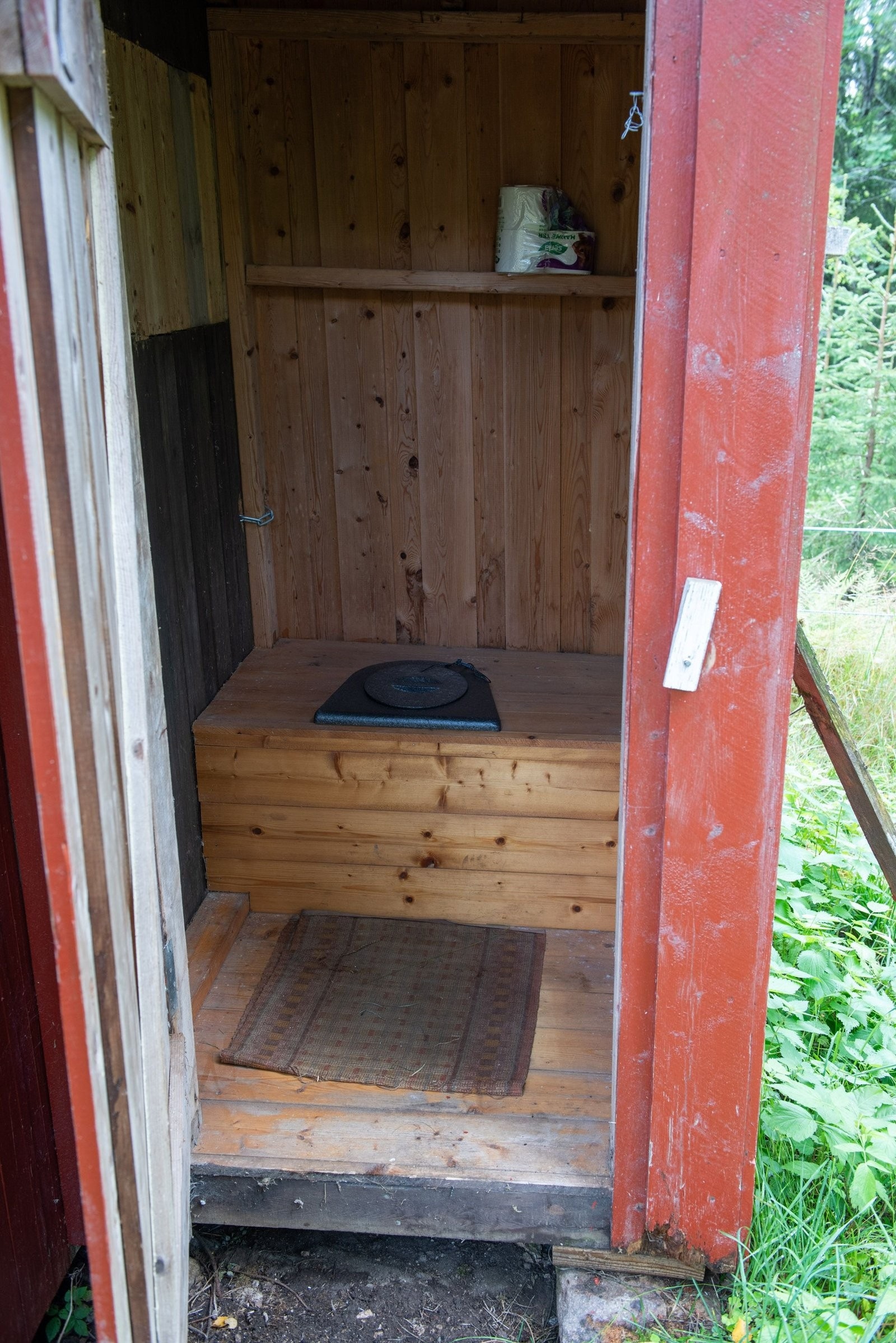 Enkel standard på utedo. Galleribilde