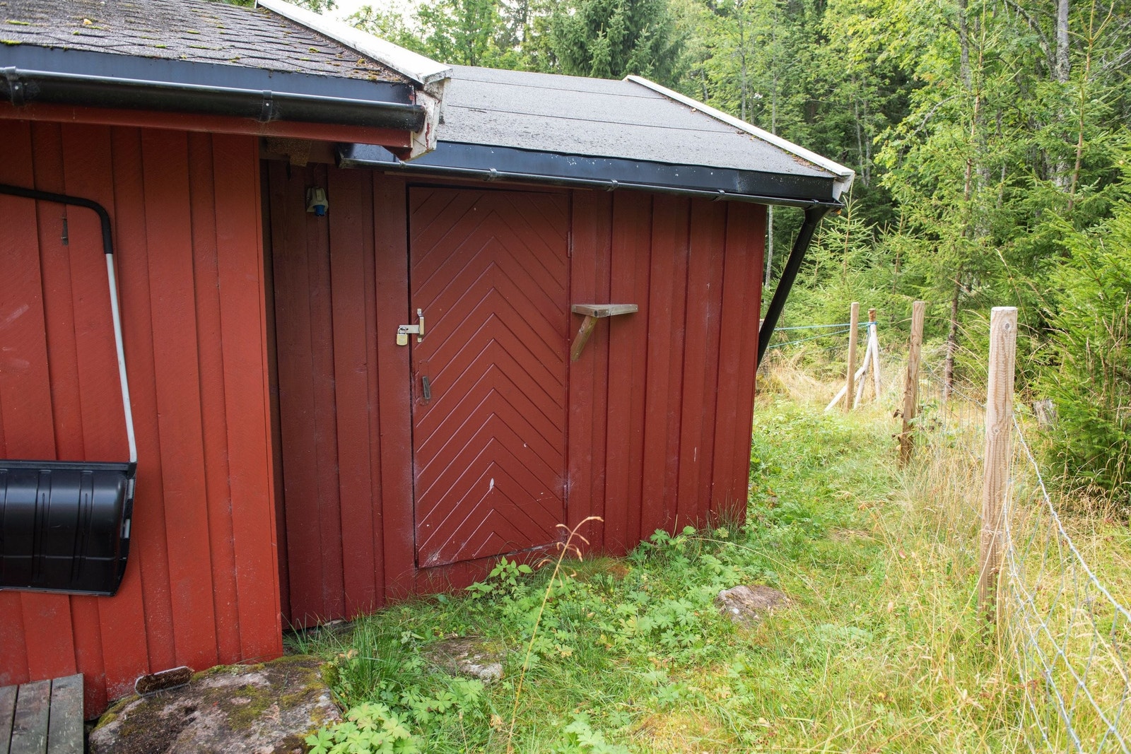 Gjestehytte, inngang ved/utstyrsbod. Inngang utedo er like rundt hjørnet. Galleribilde