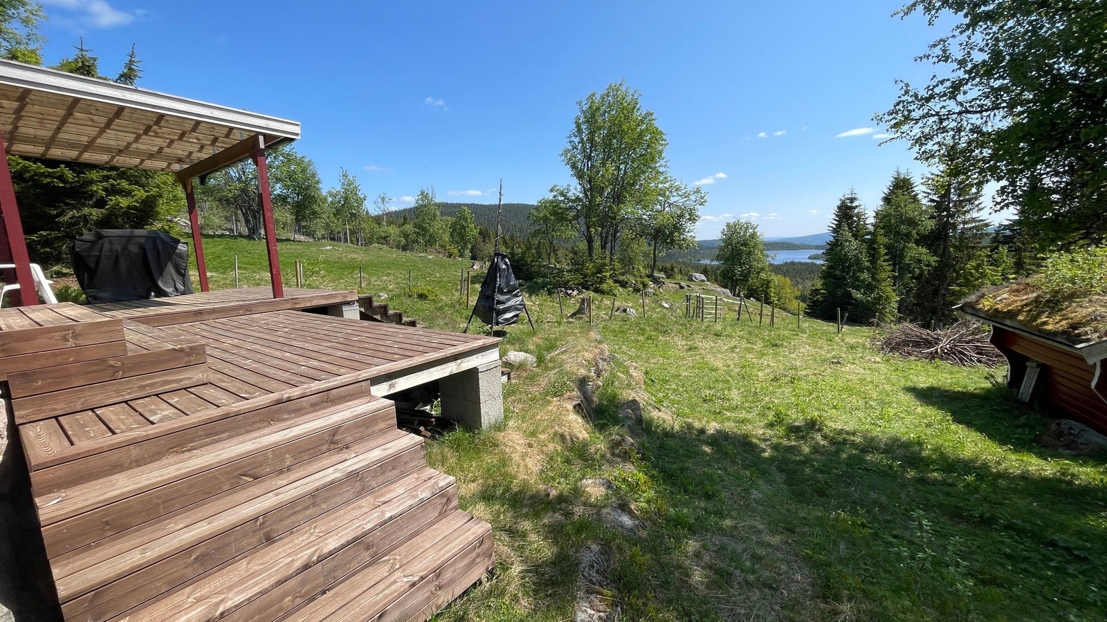 Fra hjørnet av hytta og mot sør/øst. Galleribilde