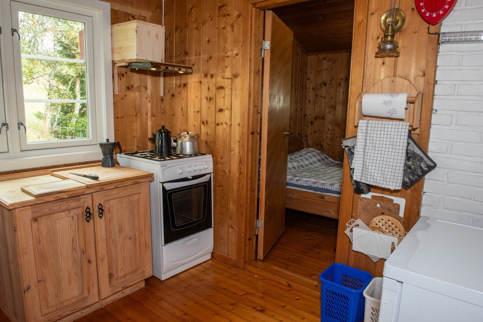 Komfyr på gass og avtrekksvifte og kjøleskap (220 volt) på strøm fra solcelle. På soverom er det lem i gulvet ned til "matkjeller", som ikke er i bruk. Galleribilde