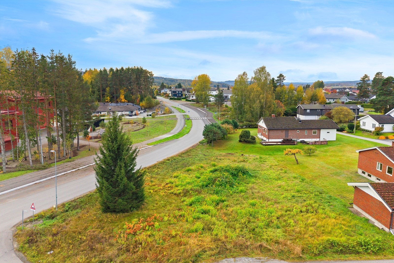 Tomten er regulert til boliger i én etasje, med mulighet for underetasje. Galleribilde