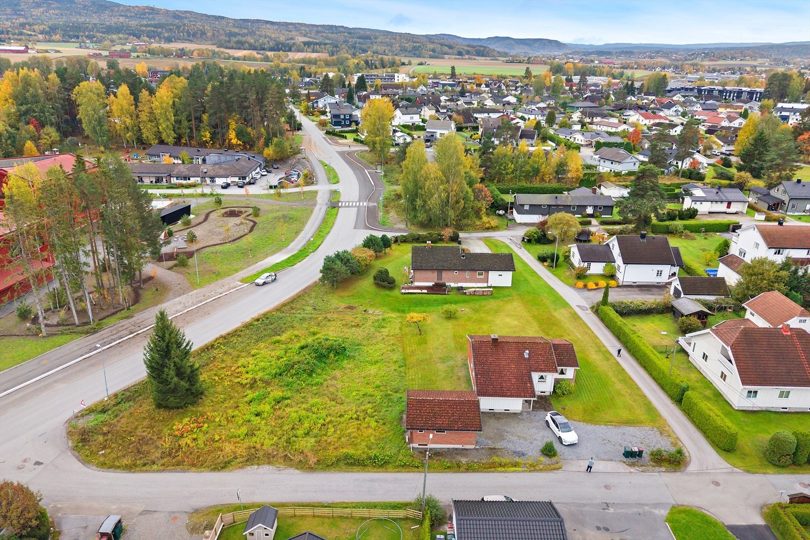 Beliggenheten er svært sentral med kort gangavstand til dagligvare, butikker, servicetilbud og kollektivtransport. Galleribilde