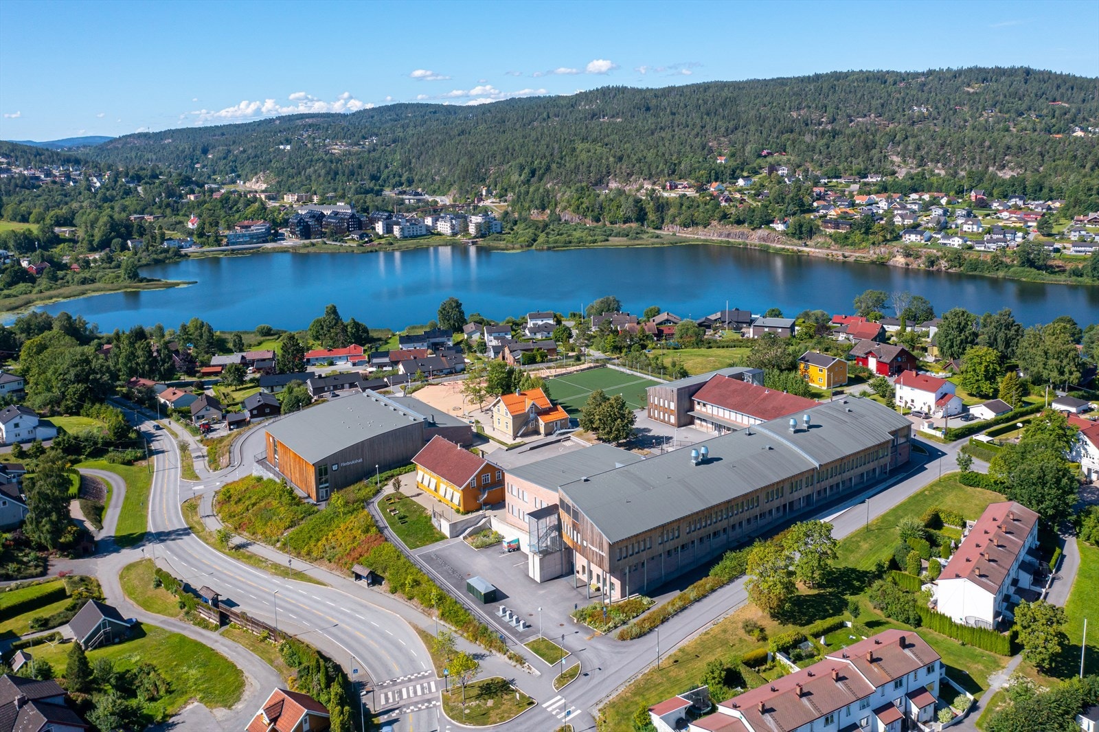 Heggedal barneskole med flerbrukshall. Galleribilde
