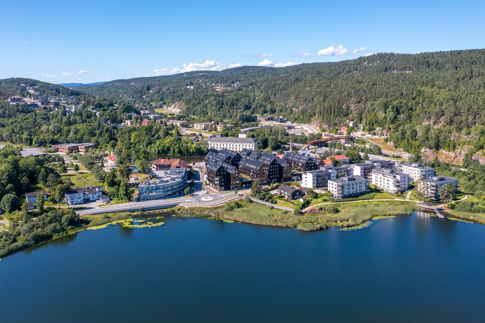 Ved Heggeodden er det badebrygge. Galleribilde