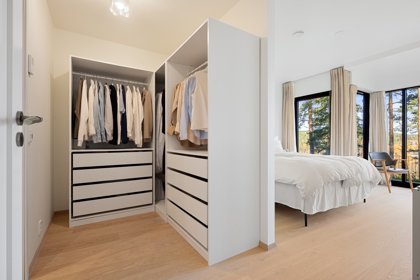 Walk in closet ved hovedsoverommet. Galleribilde