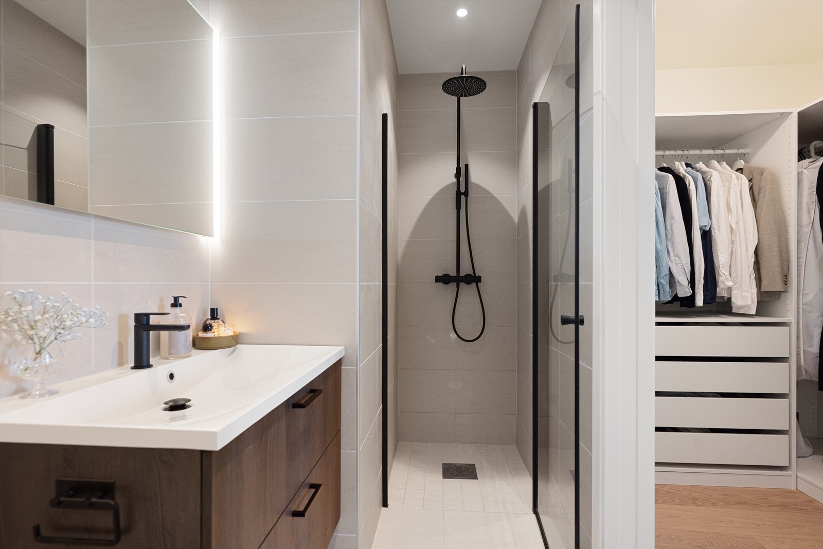 Stilrent bad med direkte adkomst fra hovedsoverommet som en del av en egen master bedroom-fløy. Galleribilde